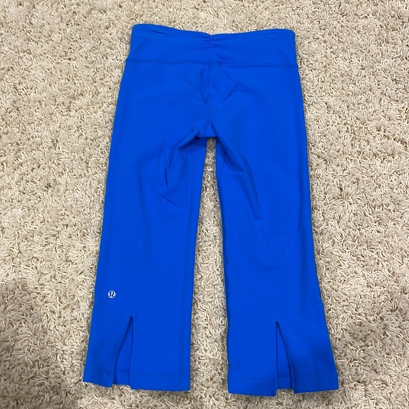 Lululemon CLOSET CLEAN OUT-Gather & Crow Crops size 6 - Picture 4 of 4